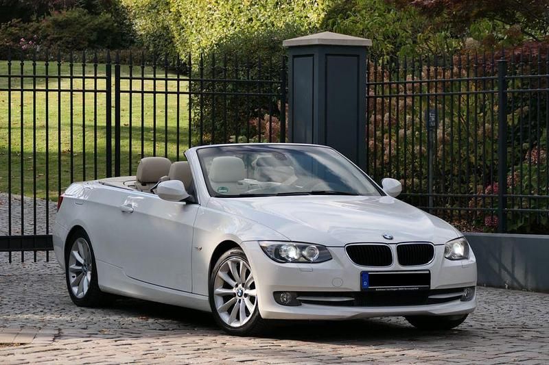 Weiß Gebraucht 2011 BMW 320 Cabriolet Sport Line Cabrio | 10.900 € (Fairer Preis) - Bild 1/4