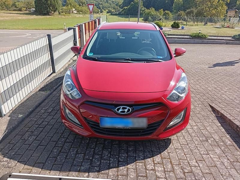 Gebraucht Hyundai i30 99 PS (72 kW) 2014 Rot Kombi