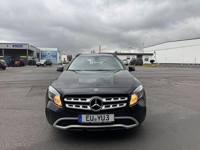 Schwarz Gebraucht 2018 Mercedes GLA200 SUV | 13.500 € (Guter Preis) - Bild 1/4