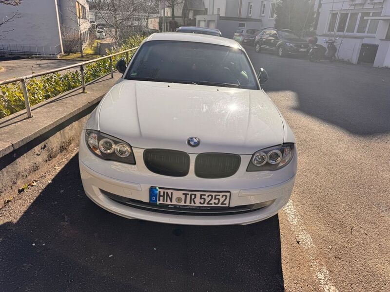 Weiß Gebraucht 2009 BMW 120 Performance Kleinwagen | 4.700 € (Guter Preis) - Bild 1/4