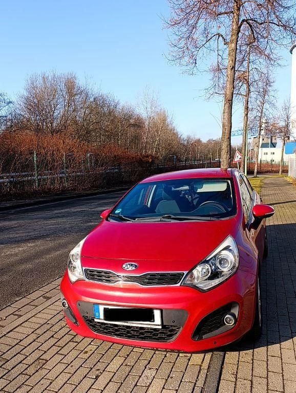 Gebraucht Kia Rio Spirit 109 PS (80 kW) 2011 Rot Limousine