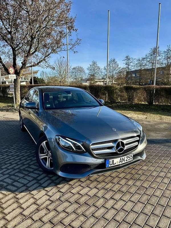 Grau Gebraucht 2018 Mercedes E220 Limousine | 26.900 € (Fairer Preis) - Bild 1/4