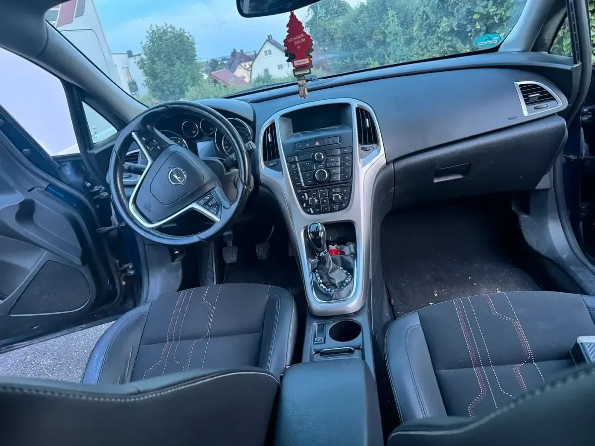 Gebraucht Opel Astra 101 PS (74 kW) 2012 Blau Kleinwagen