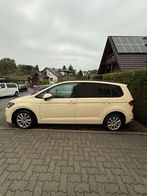 Gelb Gebraucht 2021 VW Touran Highline Van / Kleinbus | 9.600 € (Fairer Preis) - Bild 1/4