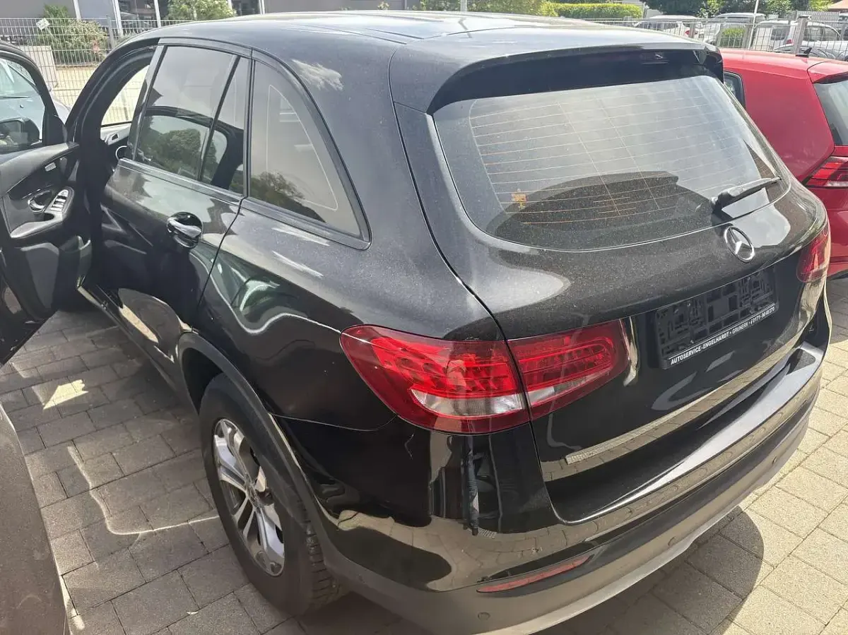 Gebraucht Mercedes GLC250 211 PS (155 kW) 2018 Ung. schwarz  unilack SUV