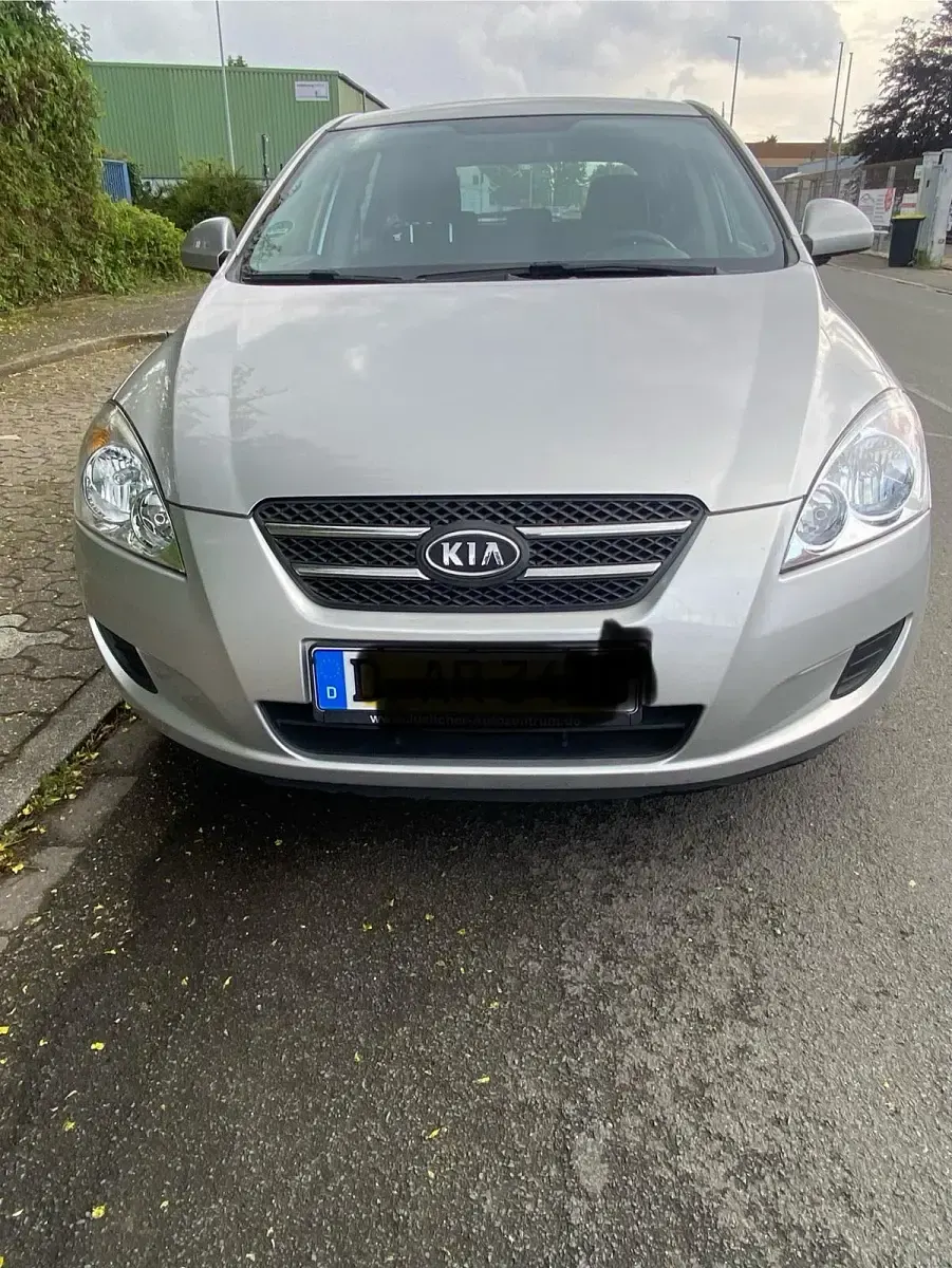 Używany Kia Ceed 104 KM (76 kW) 2007 Srebrny Hatchback