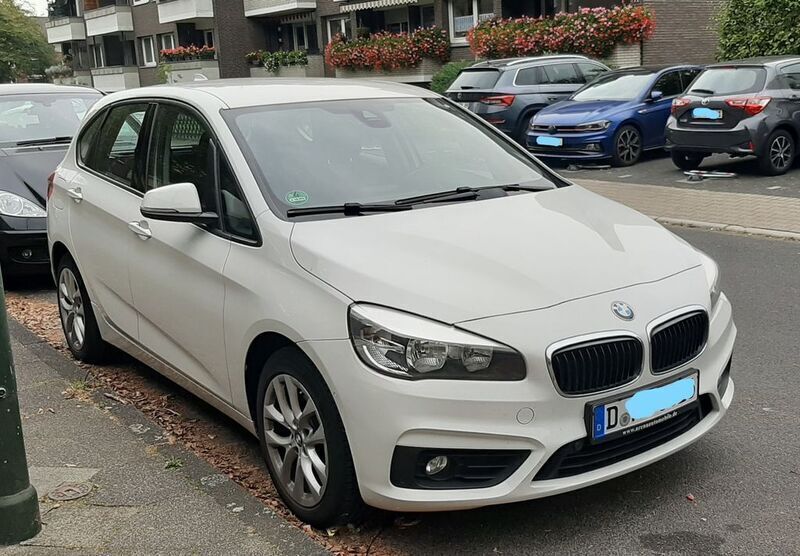 Weiß Gebraucht 2015 BMW 218 Active Tourer Sport Line Van / Kleinbus | 12.400 € (Etwas zu teuer) - Bild 1/4