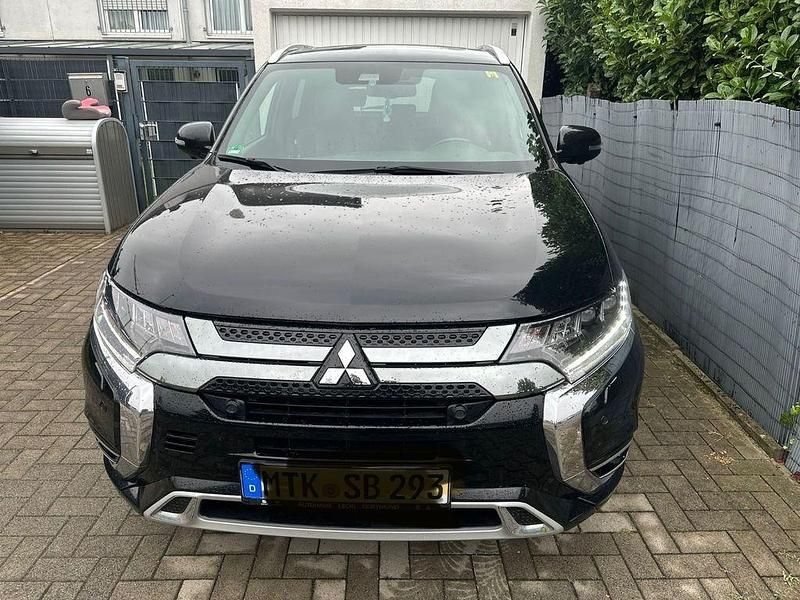 Schwarz Gebraucht 2021 Mitsubishi Outlander P-HEV Top SUV | 23.000 € (Guter Preis) - Bild 1/4