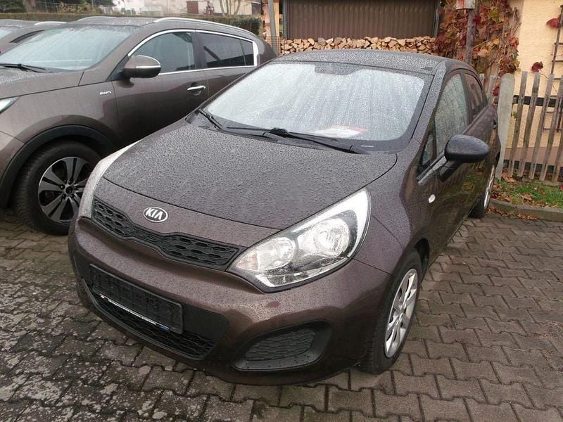 Braun Gebraucht 2013 Kia Rio Edition 7 Limousine | 5.500 € (Fairer Preis) - Bild 1/4