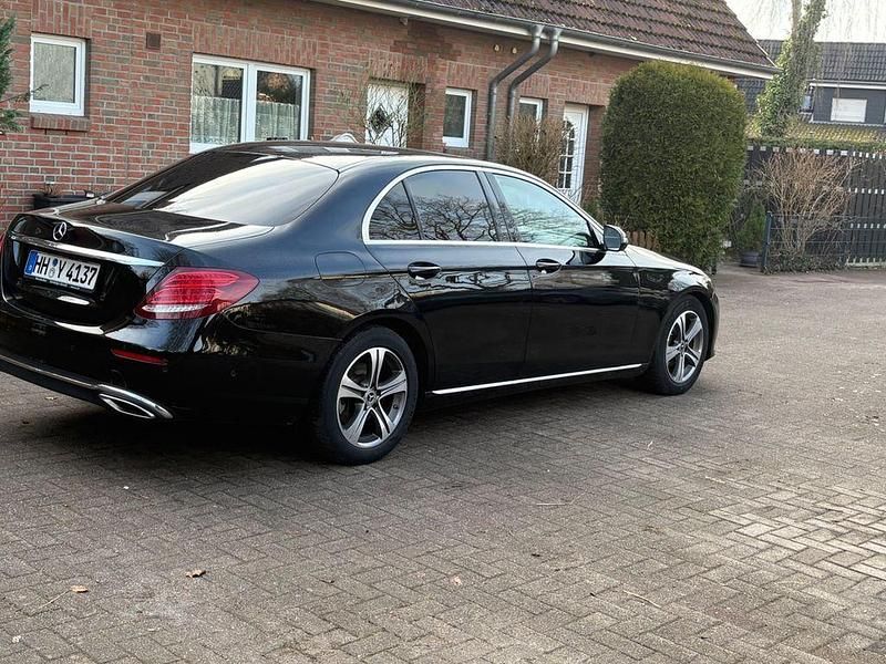 Gebraucht Mercedes E220 194 PS (142 kW) 2019 Schwarz Limousine
