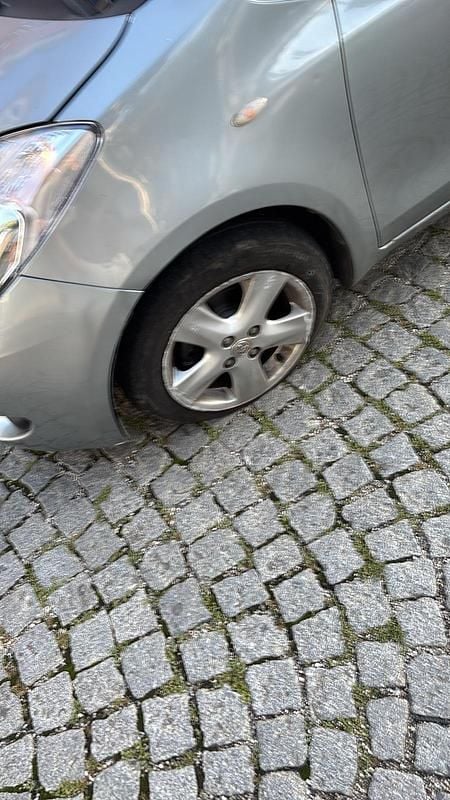 Grau Gebraucht 2006 Toyota Yaris Limousine | 1.500 € - Bild 1/4