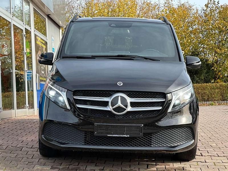 Gebraucht Mercedes V300 237 PS (174 kW) 2024 Obsidianschwarz Van / Kleinbus