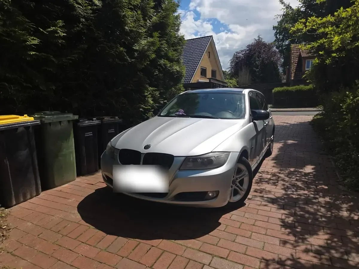Gebraucht BMW 318 143 PS (105 kW) 2011 Grau Kombi