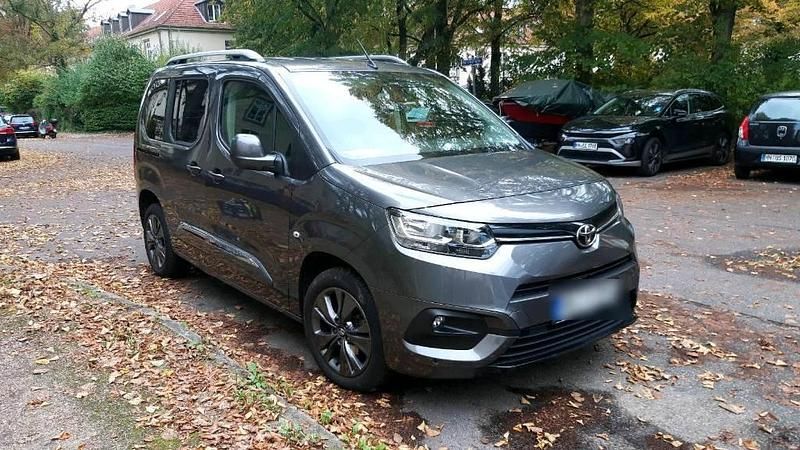 Grau Gebraucht 2021 Toyota Proace Verso City Kombi | 17.500 € (Guter Preis) - Bild 1/4