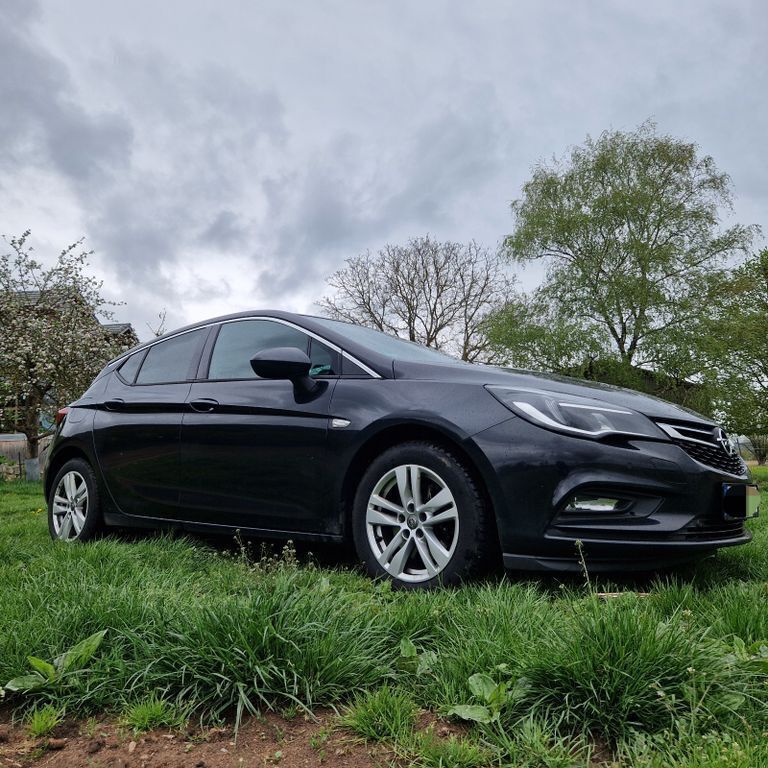 Schwarz Gebraucht 2016 Opel Astra Dynamic Limousine | 6.640 € (Fairer Preis) - Bild 1/4