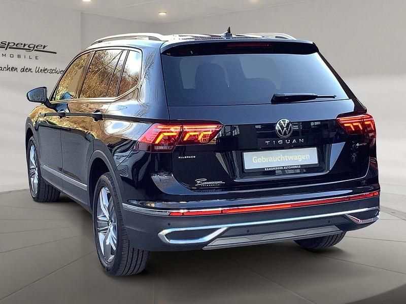 Gebraucht VW Tiguan Allspace Elegance 150 PS (110 kW) 2023 Schwarz (deep black perleffekt) SUV