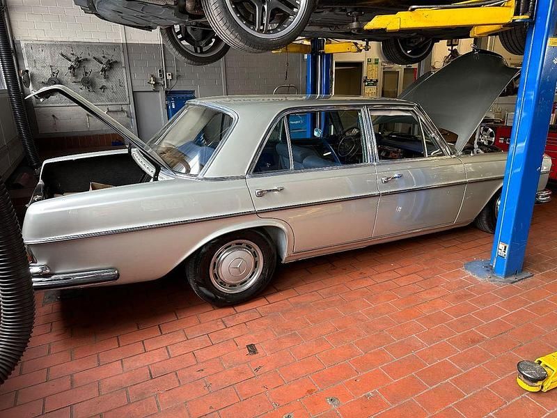 Gebraucht Mercedes 300 250 PS (183 kW) 1970 Silber Limousine