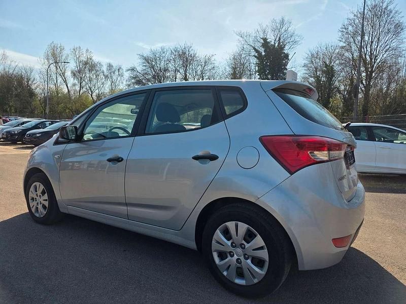 Gebraucht Hyundai ix20 Classic 90 PS (66 kW) 2011 Continental silver Kleinwagen