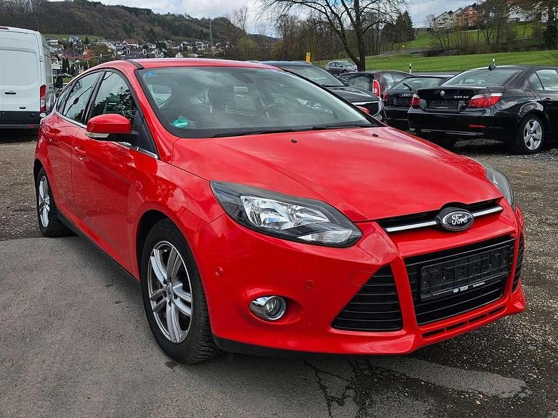 Gebraucht Ford Focus Titanium 125 PS (91 kW) 2013 Racerot Kleinwagen
