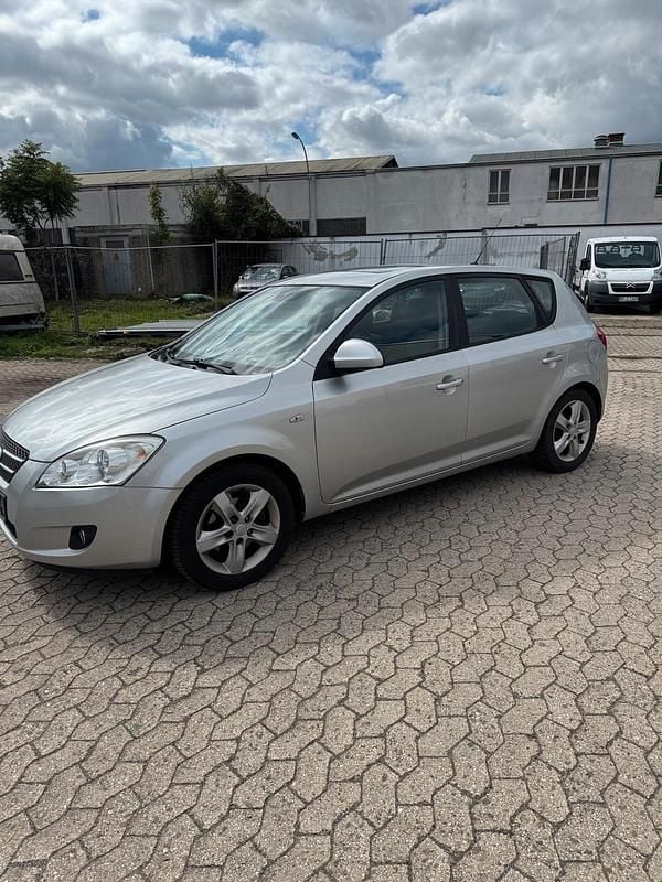 Grau Gebraucht 2009 Kia Ceed 2 Limousine | 3.500 € (Guter Preis) - Bild 1/4
