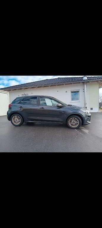 Grau Gebraucht 2018 Kia Rio DREAM-TEAM Edition Limousine | 9.100 € (Fairer Preis) - Bild 1/4