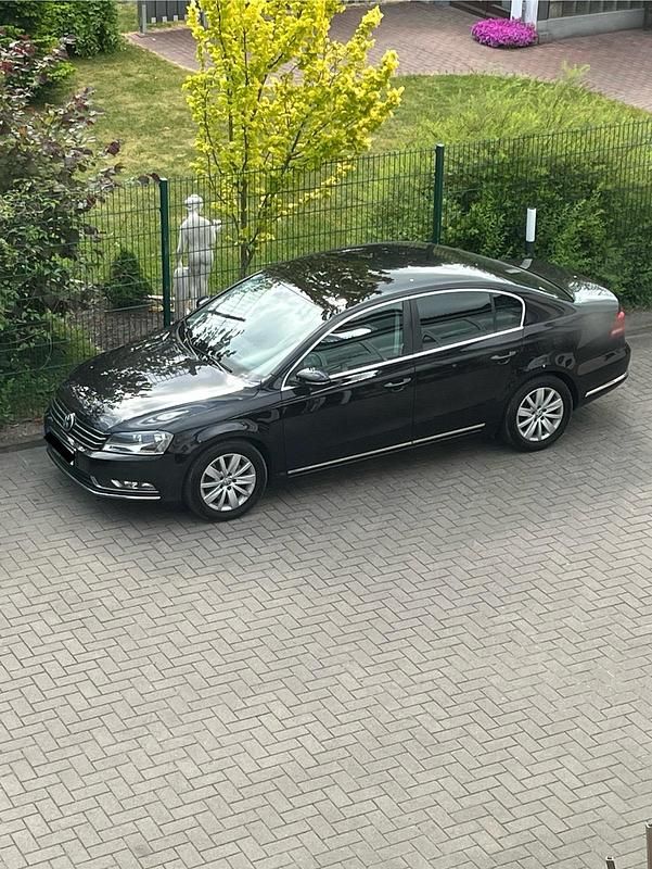 Schwarz Gebraucht 2013 VW Passat Comfortline Limousine | 11.299 € (Etwas zu teuer) - Bild 1/4