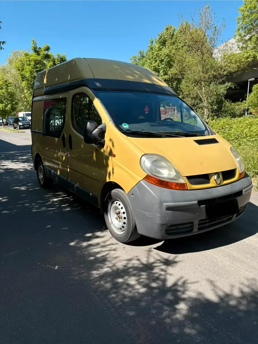 Second-hand Renault Trafic 80 CP (58 kW) 2006 Galben Monovolum