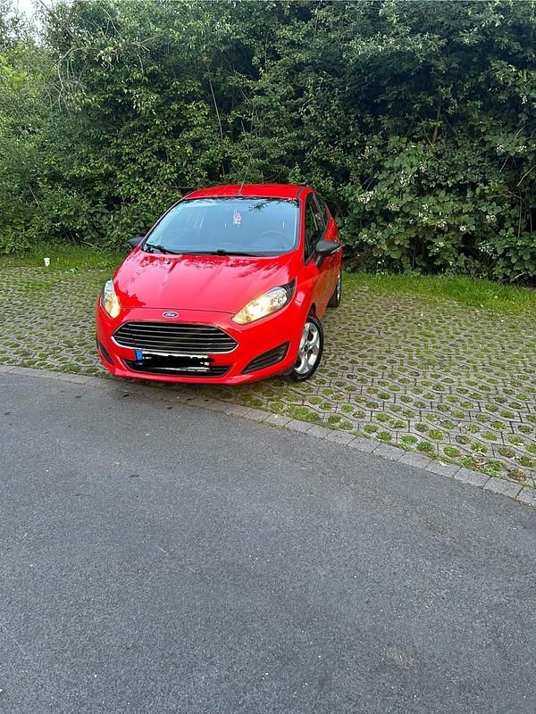 Gebraucht Ford Fiesta 69 PS (50 kW) 2015 Rot Kleinwagen