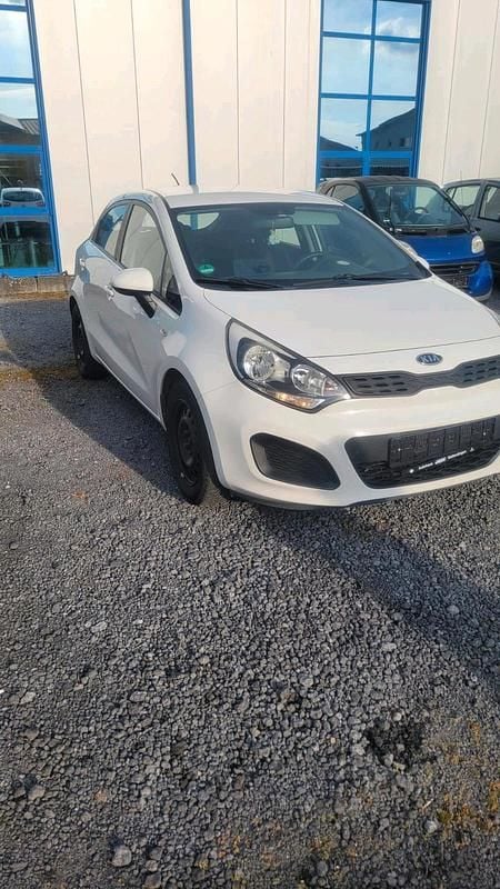 Usata Kia Rio 85 CV (62 kW) 2011 Bianco Berlina