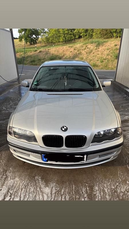 Grau Gebraucht 2001 BMW 320 Limousine | 6.200 € - Bild 1/4