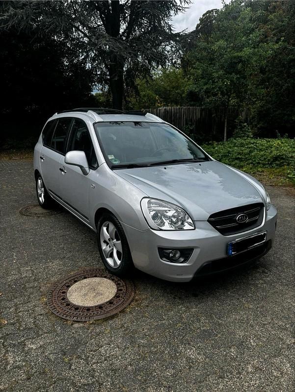 Silber Gebraucht 2007 Kia Carens Van / Kleinbus | 4.199 € (Guter Preis) - Bild 1/4