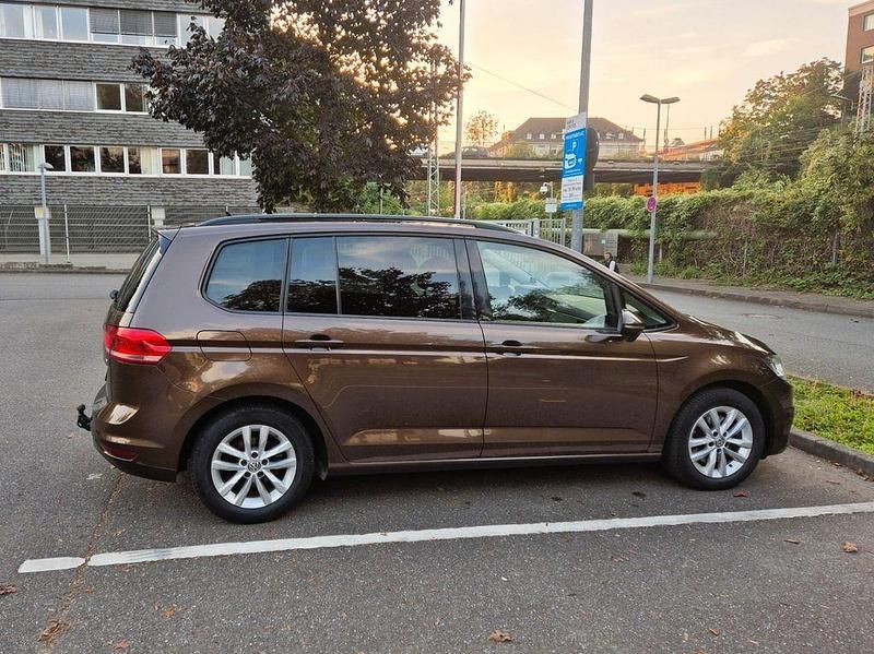 Gebraucht VW Touran Comfortline 116 PS (85 kW) 2016 Braun Van / Kleinbus