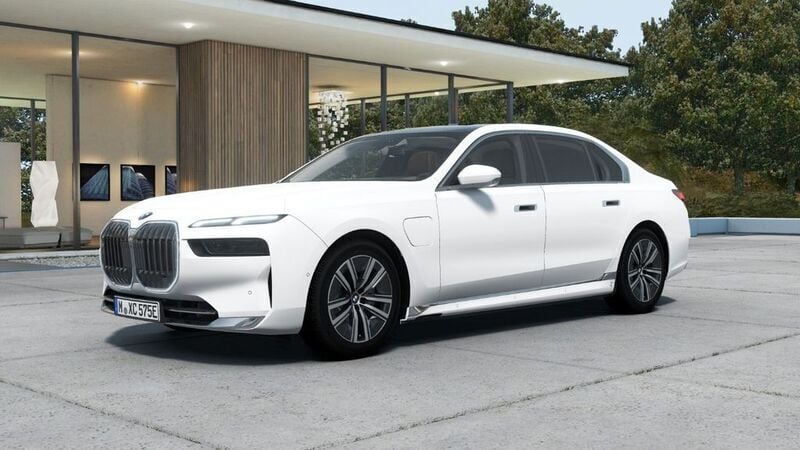 Gebraucht BMW 750e 489 PS (359 kW) 2024 Alpinweiß uni Limousine