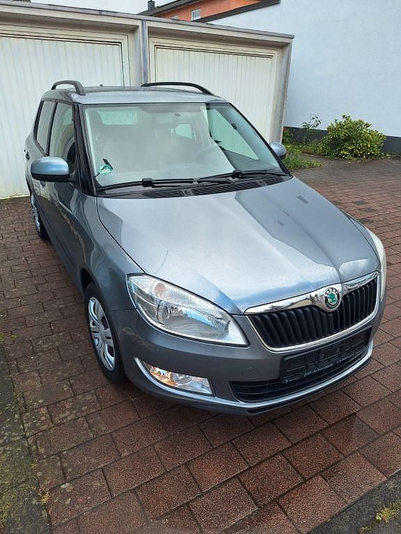 Grau Gebraucht 2012 Skoda Fabia Active Limousine | 4.490 € (Fairer Preis) - Bild 1/4