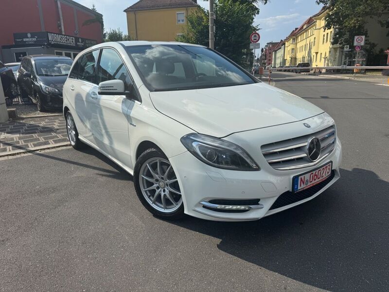 Weiß Gebraucht 2012 Mercedes B200 Van / Kleinbus | 11.900 € (Fairer Preis) - Bild 1/4
