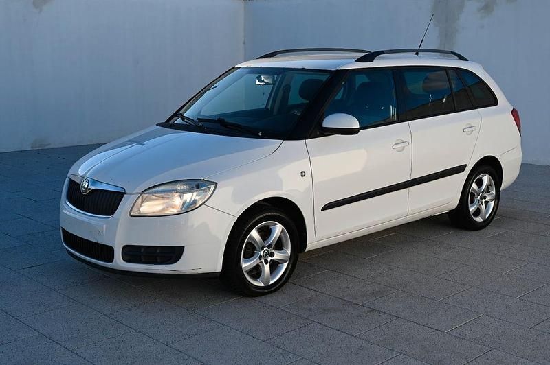 Weiß Gebraucht 2010 Skoda Fabia Style Kombi | 3.470 € (Fairer Preis) - Bild 1/4