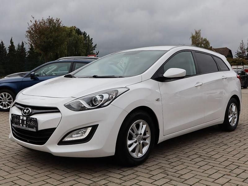 Weiß Gebraucht 2013 Hyundai i30 Trend Kombi | 9.990 € (Etwas zu teuer) - Bild 1/4