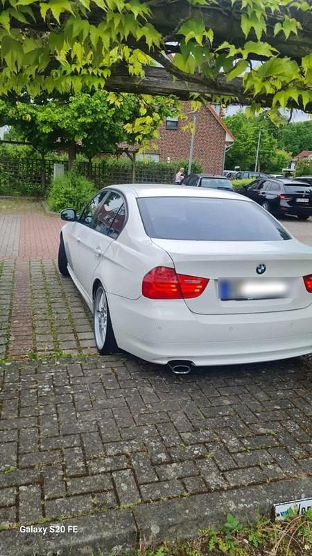 Weiß Gebraucht 2011 BMW 316 Sport Line Limousine | 6.300 € (Fairer Preis) - Bild 1/4