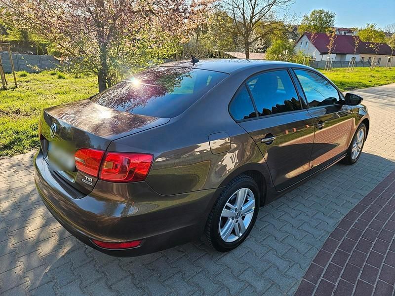 Usado VW Jetta 105 HP (77 kW) 2012 Castanho Sedan
