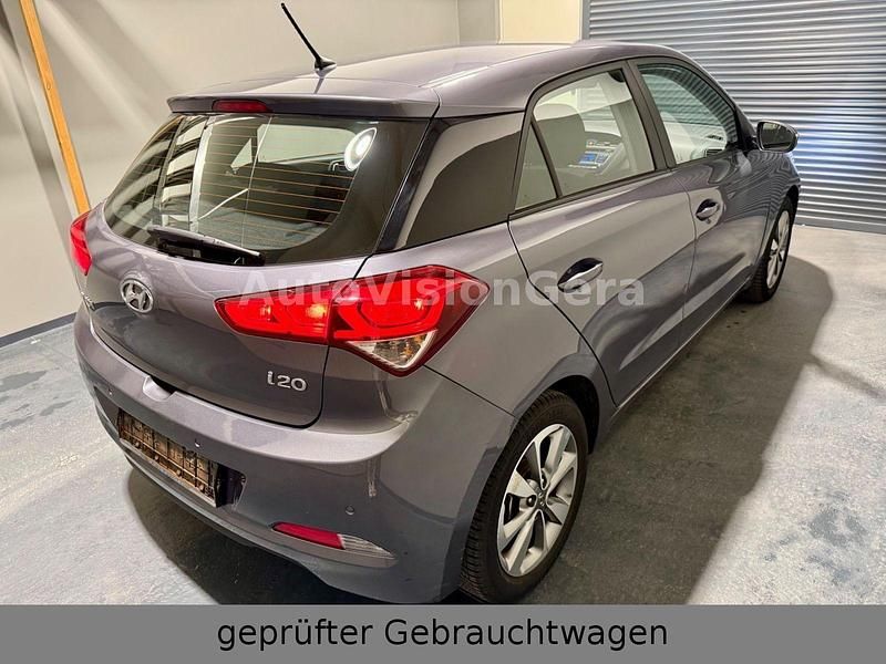 Gebraucht Hyundai i20 101 PS (74 kW) 2015 Grau Kleinwagen
