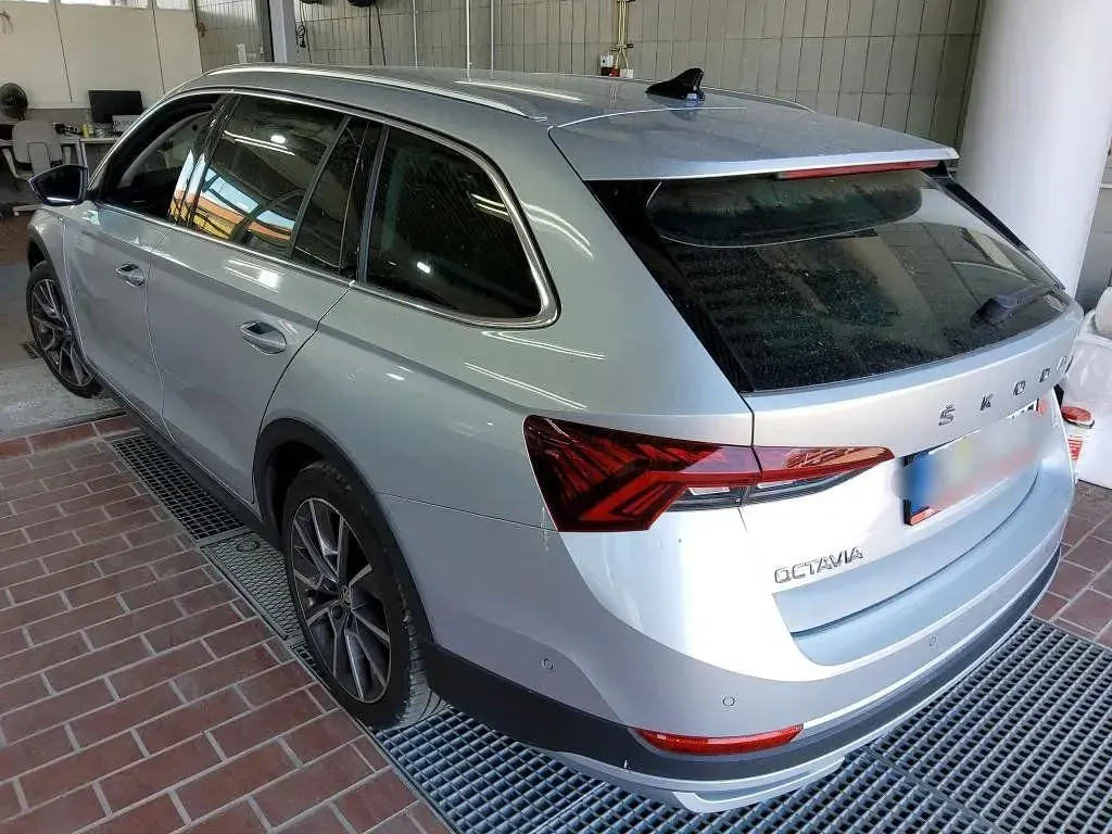Gebraucht Skoda Octavia Scout 4x4 200 PS (147 kW) 2022 Brilliantsilber Kombi