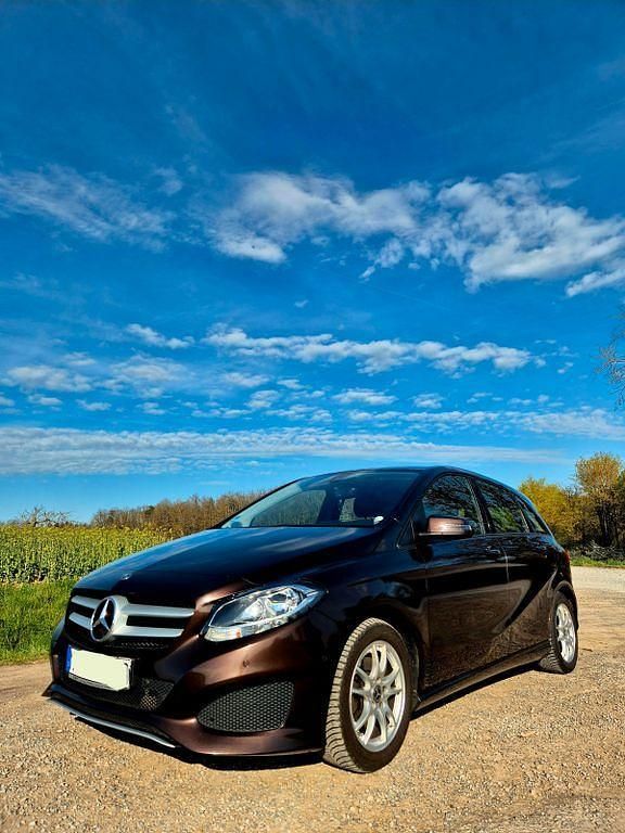 Gebraucht Mercedes B220 177 PS (130 kW) 2017 Braun Van / Kleinbus