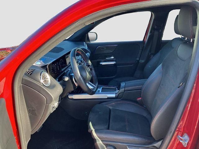 Gebraucht Mercedes GLB200 AMG line 150 PS (110 kW) 2025 Rot SUV
