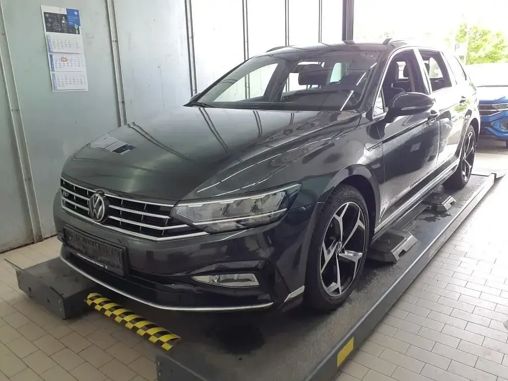 Gebraucht VW Passat Business 150 PS (110 kW) 2023 Grau Kombi