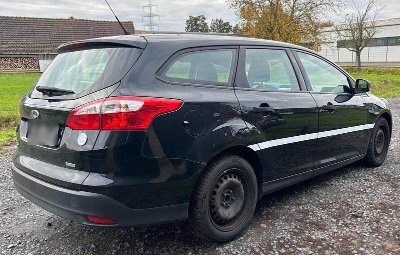 Gebraucht Ford Focus Ambiente 101 PS (74 kW) 2014 Schwarz Kombi