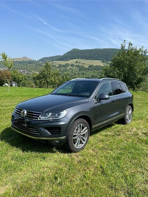 Grau Gebraucht 2015 VW Touareg R-line SUV | 26.500 € (Teuer) - Bild 1/4