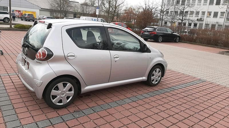 Gebraucht Toyota Aygo 68 PS (50 kW) 2009 Grau Kleinwagen