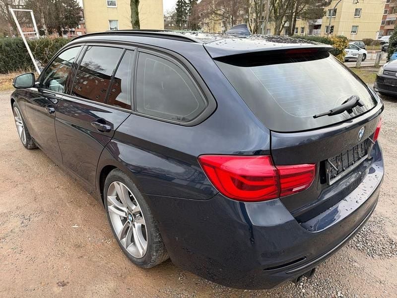 Gebraucht BMW 330 Sport Line 258 PS (189 kW) 2015 Blau Limousine