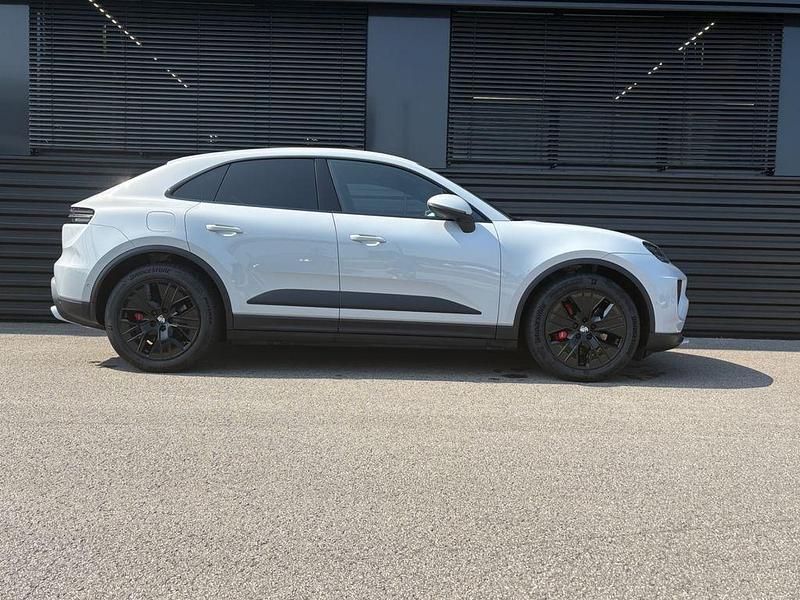 Grau Gebraucht 2025 Porsche Macan 4 Electric SUV | 88.700 € (Guter Preis) - Bild 1/4