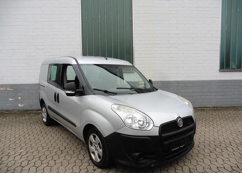 Gebraucht Fiat Doblò Basis 90 PS (66 kW) 2010 Silber Van / Kleinbus